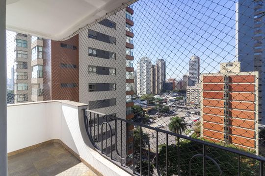 Venda de apartamento em Campo Belo com 4 suítes e varanda. — Varanda Quarto 1 - Suíte 1