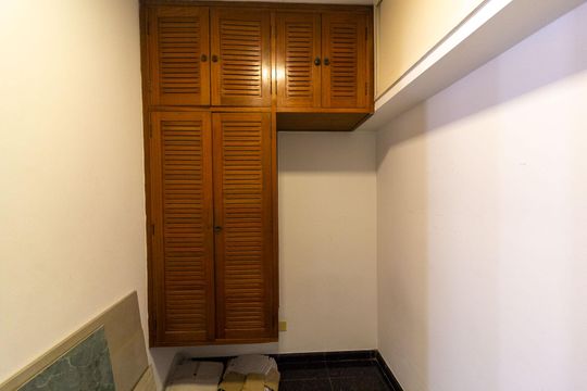 Venda de apartamento em Campo Belo com 4 suítes e varanda. — Quarto de Serviço