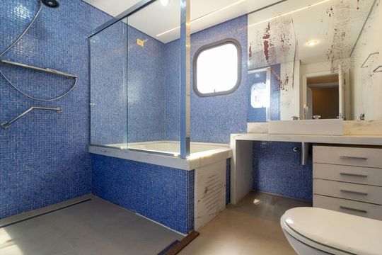 Venda de apartamento em Campo Belo com 4 suítes e varanda. — Banheiro Suíte 1