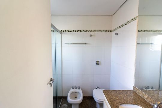 Venda de apartamento em Campo Belo com 4 suítes e varanda. — Banheiro Suíte 4