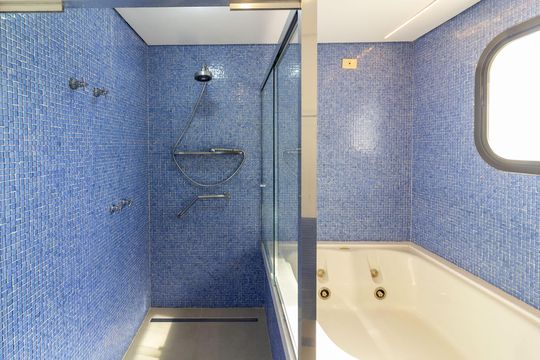 Venda de apartamento em Campo Belo com 4 suítes e varanda. — Banheiro Suíte 1