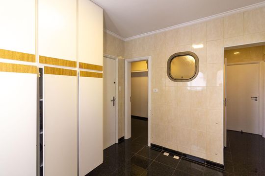 Venda de apartamento em Campo Belo com 4 suítes e varanda. — Área de Serviço