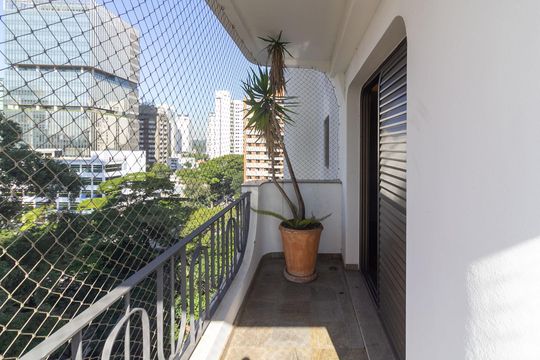Venda de apartamento em Campo Belo com 4 suítes e varanda. — Varanda Quarto 1 - Suíte 1