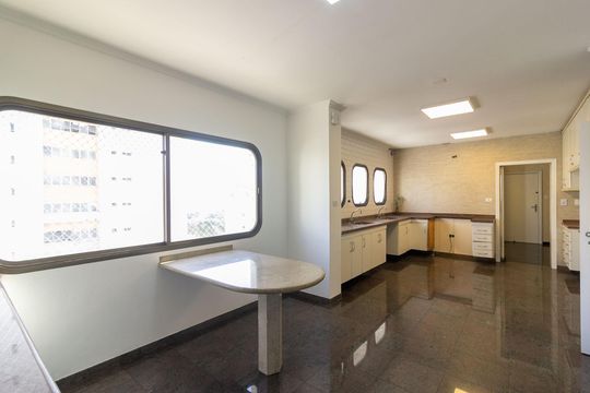 Venda de apartamento em Campo Belo com 4 suítes e varanda. — Cozinha