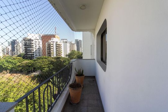 Venda de apartamento em Campo Belo com 4 suítes e varanda. — Sala Varanda