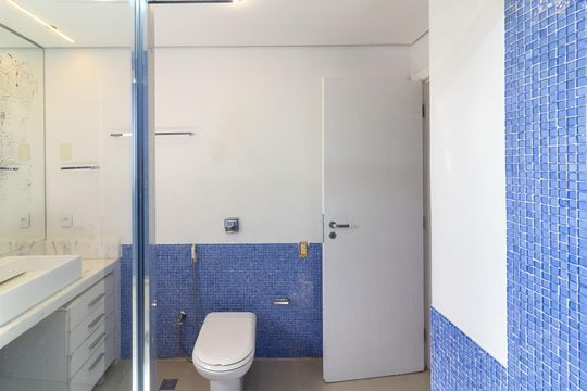 Venda de apartamento em Campo Belo com 4 suítes e varanda. — Banheiro Suíte 1