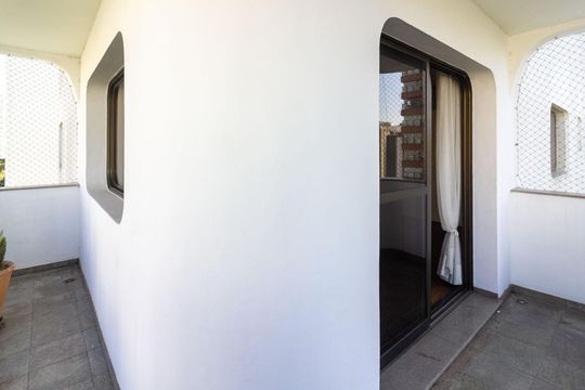 Venda de apartamento em Campo Belo com 4 suítes e varanda. — Sala Varanda