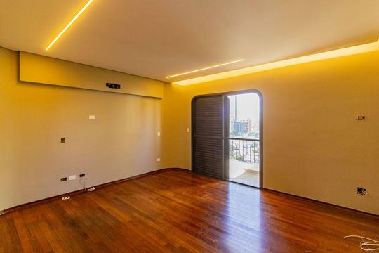 Venda de apartamento em Campo Belo com 4 suítes e varanda. — Quarto 1 - Suíte 1