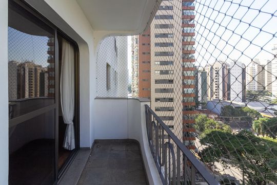 Venda de apartamento em Campo Belo com 4 suítes e varanda. — Sala Varanda