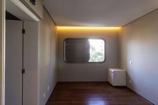 Venda de apartamento em Campo Belo com 4 suítes e varanda. — Quarto 3 - Suíte 3