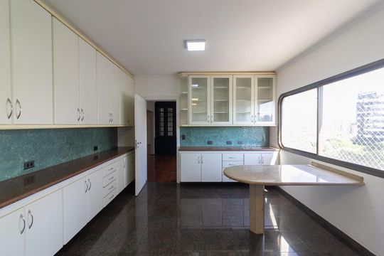 Venda de apartamento em Campo Belo com 4 suítes e varanda. — Cozinha