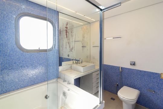 Venda de apartamento em Campo Belo com 4 suítes e varanda. — Banheiro Suíte 1