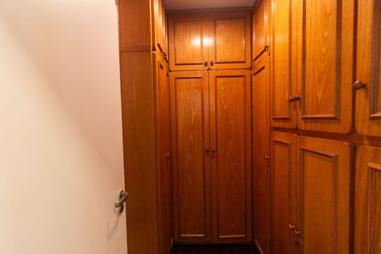 Venda de apartamento em Campo Belo com 4 suítes e varanda. — Quarto de Serviço
