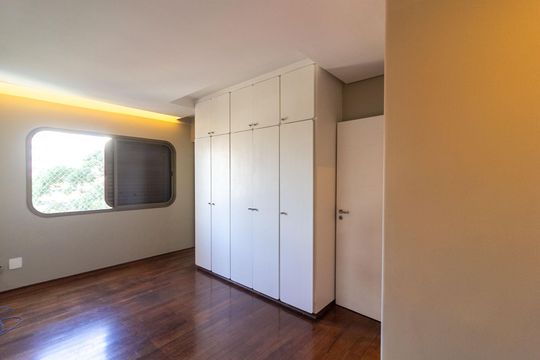Venda de apartamento em Campo Belo com 4 suítes e varanda. — Quarto 2 - Suíte 2