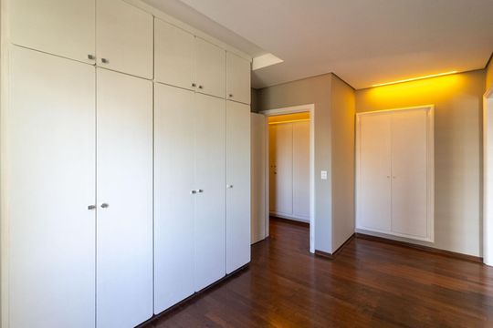 Venda de apartamento em Campo Belo com 4 suítes e varanda. — Quarto 2 - Suíte 2