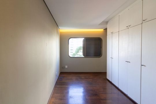 Venda de apartamento em Campo Belo com 4 suítes e varanda. — Quarto 2 - Suíte 2
