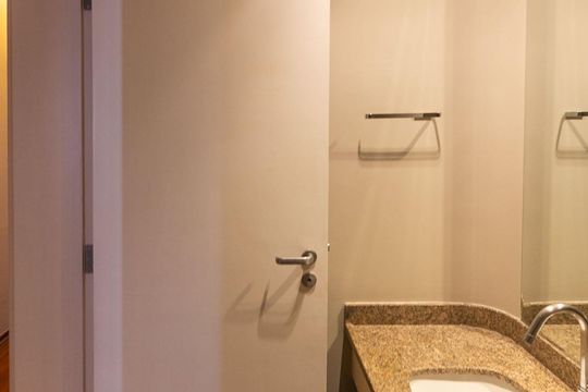 Venda de apartamento em Campo Belo com 4 suítes e varanda. — Lavabo