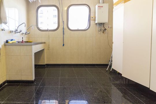 Venda de apartamento em Campo Belo com 4 suítes e varanda. — Área de Serviço