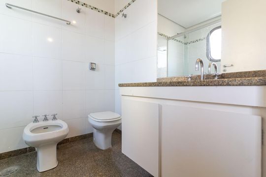 Venda de apartamento em Campo Belo com 4 suítes e varanda. — Banheiro Suíte 4