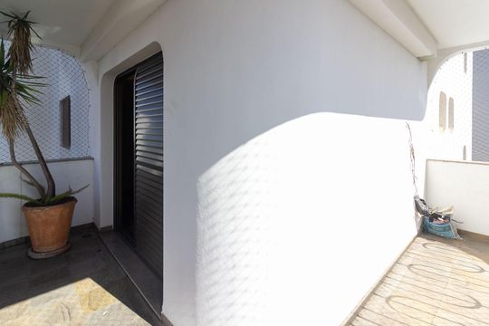 Venda de apartamento em Campo Belo com 4 suítes e varanda. — Varanda Quarto 1 - Suíte 1
