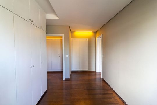 Venda de apartamento em Campo Belo com 4 suítes e varanda. — Quarto 2 - Suíte 2