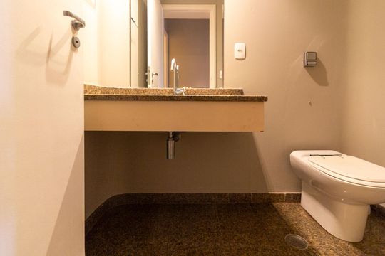 Venda de apartamento em Campo Belo com 4 suítes e varanda. — Lavabo
