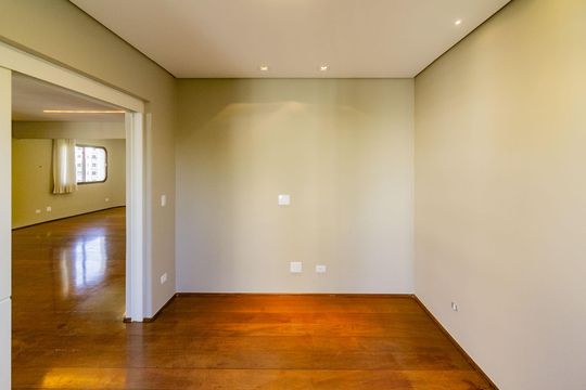 Venda de apartamento em Campo Belo com 4 suítes e varanda. — Sala 1