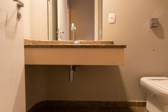 Venda de apartamento em Campo Belo com 4 suítes e varanda. — Lavabo
