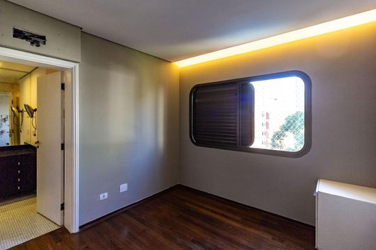 Venda de apartamento em Campo Belo com 4 suítes e varanda. — Quarto 3 - Suíte 3