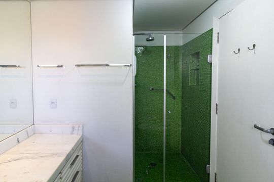 Venda de apartamento em Campo Belo com 4 suítes e varanda. — Banheiro Suíte 2