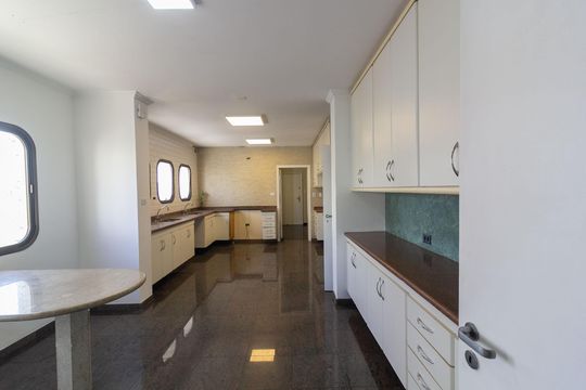 Venda de apartamento em Campo Belo com 4 suítes e varanda. — Cozinha