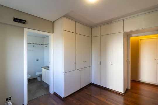 Venda de apartamento em Campo Belo com 4 suítes e varanda. — Quarto 4 - Suíte 4