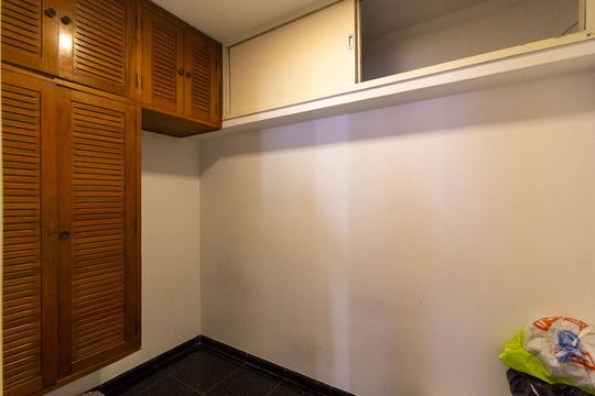 Venda de apartamento em Campo Belo com 4 suítes e varanda. — Quarto de Serviço