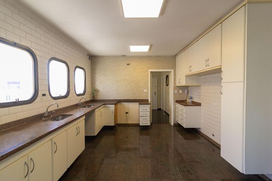 Venda de apartamento em Campo Belo com 4 suítes e varanda. — Cozinha