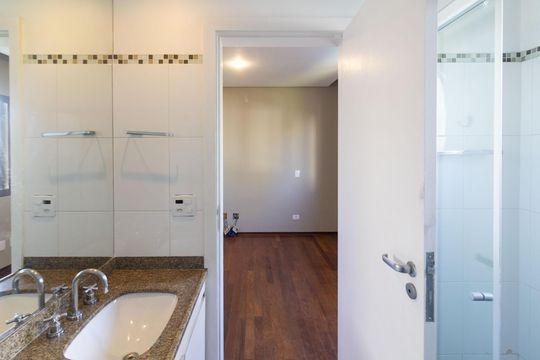 Venda de apartamento em Campo Belo com 4 suítes e varanda. — Banheiro Suíte 4