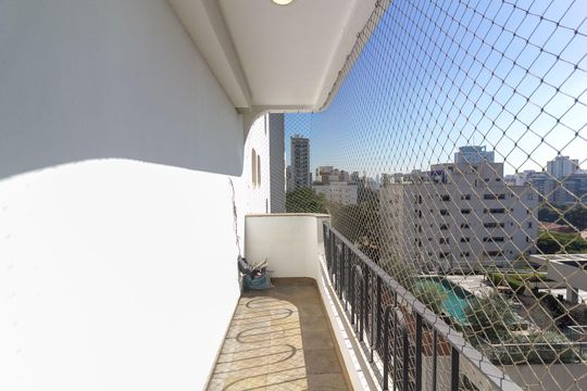 Venda de apartamento em Campo Belo com 4 suítes e varanda. — Varanda Quarto 1 - Suíte 1