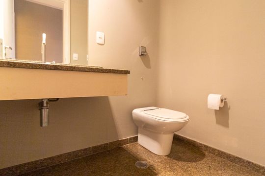 Venda de apartamento em Campo Belo com 4 suítes e varanda. — Lavabo