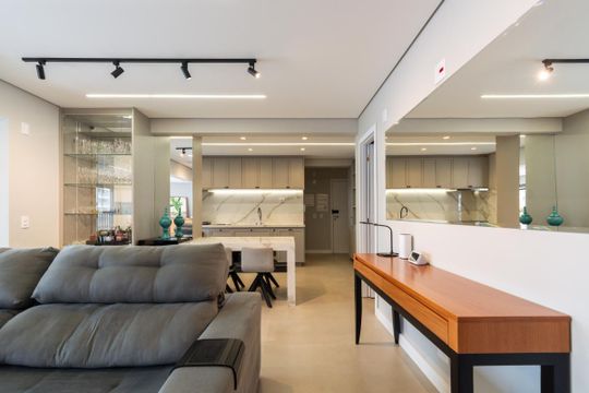 Apartamento mobiliado com 4 quartos, 3 suítes, varanda e academia. Ideal para comprar. — foto 5