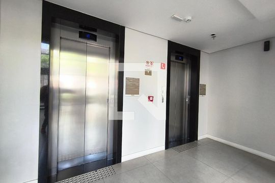 Compra apartamento mobiliado na Vila Mariana com 2 quartos, varanda gourmet e academia. — Elevador