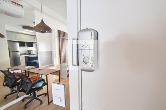 Compra apartamento mobiliado na Vila Mariana com 2 quartos, varanda gourmet e academia. — Entrada