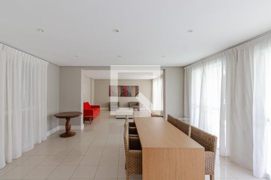 Comprar apartamento mobiliado na Vila Olímpia com 2 quartos, quintal e varanda. — Salão de Festas
