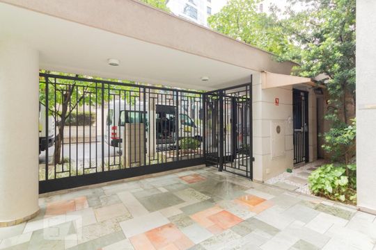 Comprar apartamento mobiliado na Vila Olímpia com 2 quartos, quintal e varanda. — Portaria
