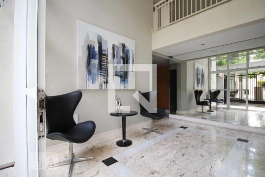 Comprar apartamento mobiliado na Vila Olímpia com 2 quartos, quintal e varanda. — Hall social