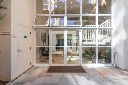Comprar apartamento mobiliado na Vila Olímpia com 2 quartos, quintal e varanda. — Entrada
