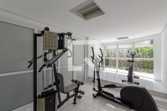 Comprar apartamento mobiliado na Vila Olímpia com 2 quartos, quintal e varanda. — Academia