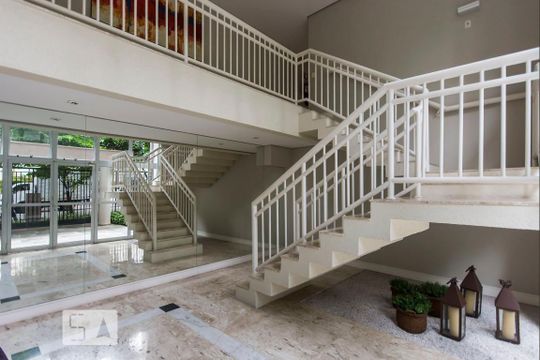 Comprar apartamento mobiliado na Vila Olímpia com 2 quartos, quintal e varanda. — Hall Entrada