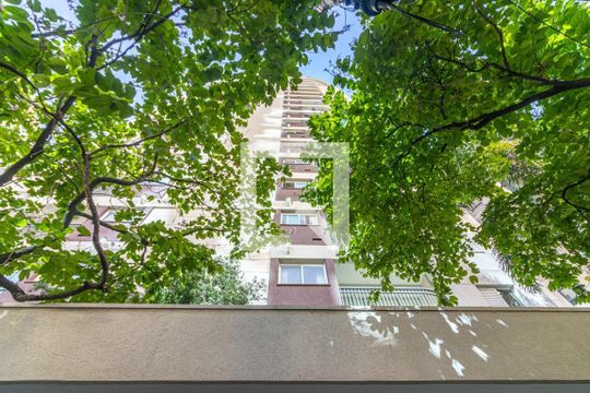 Comprar apartamento mobiliado na Vila Olímpia com 2 quartos, quintal e varanda. — Fachada do Prédio