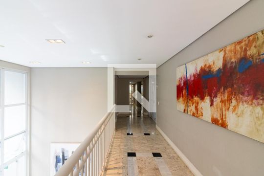Comprar apartamento mobiliado na Vila Olímpia com 2 quartos, quintal e varanda. — Hall de entrada