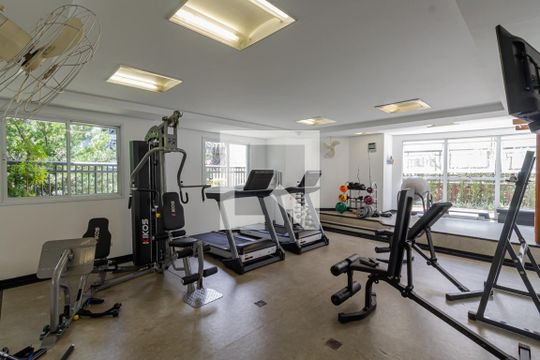 Comprar apartamento mobiliado na Vila Olímpia com 2 quartos, quintal e varanda. — Academia