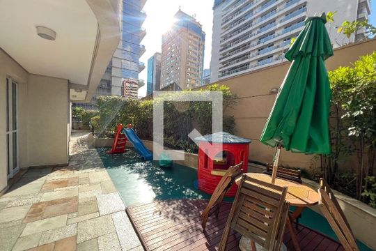 Comprar apartamento mobiliado na Vila Olímpia com 2 quartos, quintal e varanda. — Playground